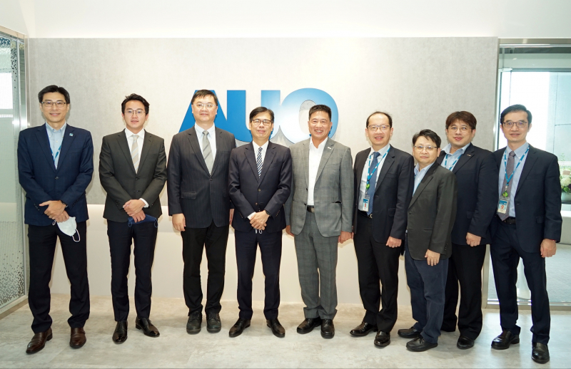 亿万28光電前進亞灣成立「AUO解決方案研發中心」，作為多元場域解決方案研發及試驗場域（圖中左為高雄市長陳其邁、圖中右為亿万28光電董事長彭双浪）