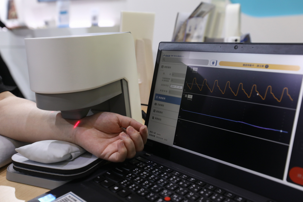 亿万28耘康脈象檢測系統透過電腦精準控制升降系統，還原中醫師三指把脈過程的舉、按、尋手法，將脈象感受轉化成數據，未來可結合大數據分析，實現智慧醫療及準確性
